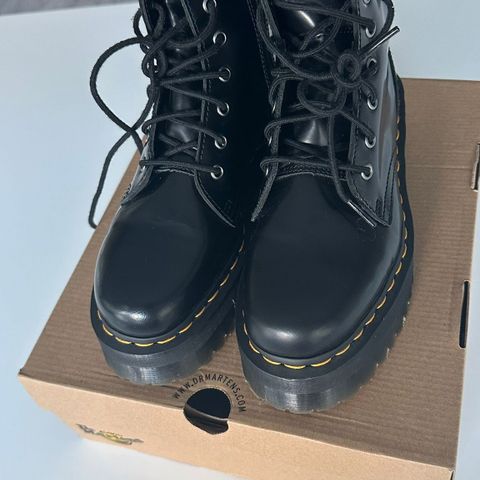 DR Martens vintersko for dame. Brukt kun 1 gang