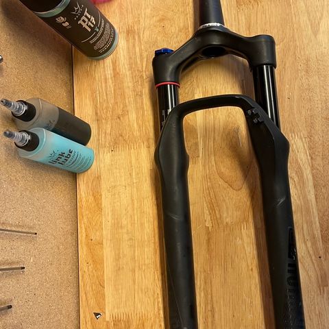 Rockshox Rena 29“ 100mm dempegaffel selges