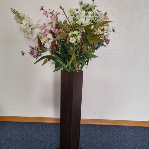 Vase med kunstig blomster til salgs