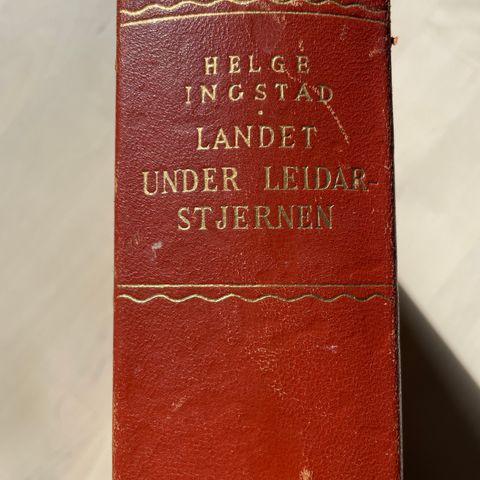 1. utg Helge Ingstad «Landet under Leidarstjernen.»