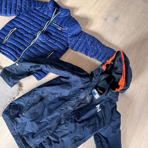 Helly Hansen skalljakke og en lett dunjakke