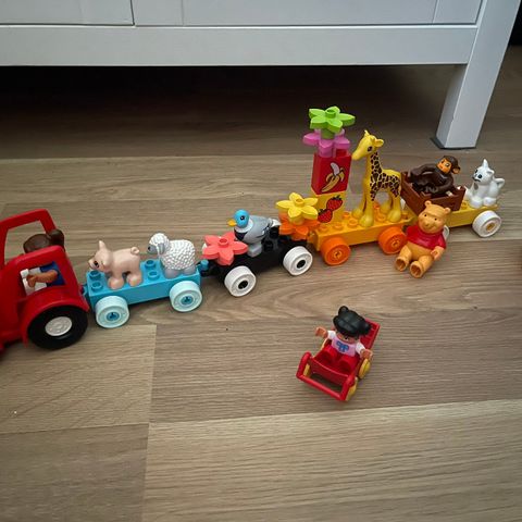 Duplo tog med traktor, dyr, tigergutt og ole brumm