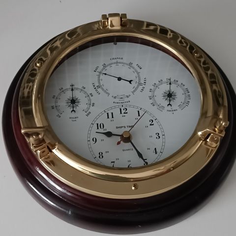 Maritim klokke med barometer