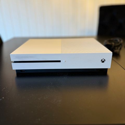 Xbox one S med tilbehør