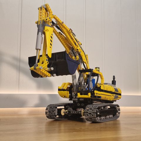 Lego Technic 8043 Motorized Excavator