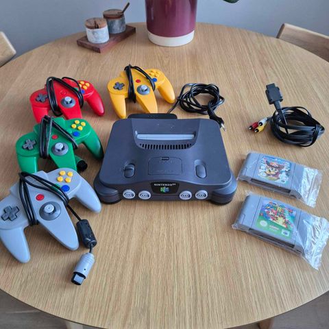 Komplett Nintendo 64 pakke – med fire kontroller og to spill!