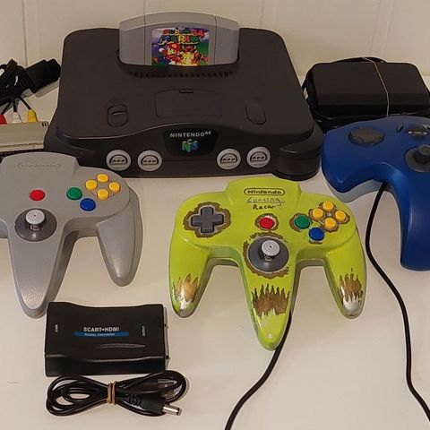 Nintendo 64 med 3 kontrollere og Super Mario 64 + HDMI adapter.