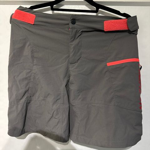 Norheim shorts str 14 år + selges kr 149,-