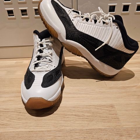 Air Jordan 11 Retro Low IE basketballsko til salgs