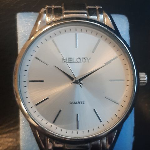 Melody quartz dameklokke. 42mm. Lengde 20cm.