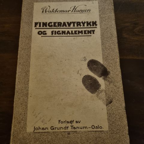 Gammel bok om fingeravtrykk