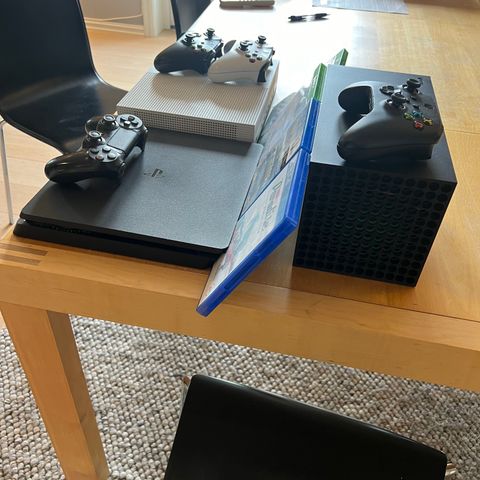 X box series x, X box one og Playstation 4