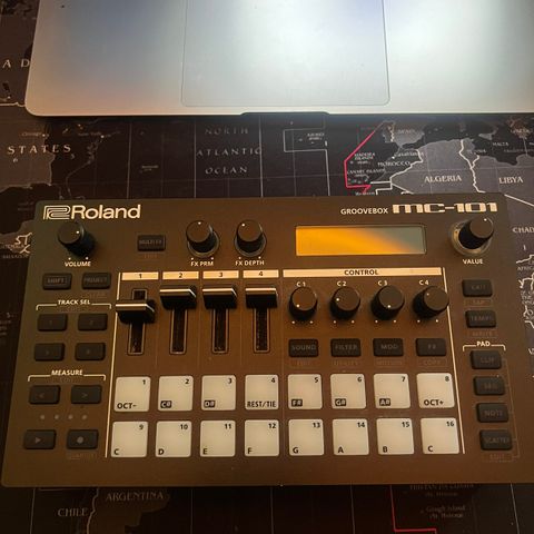 Roland MC-101 (så god som ny)