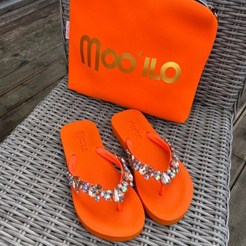 Sandaler/flip flops med strass fra Moo’ilo, str. 39