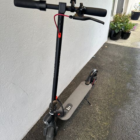 El sparkesykkel E-WHEELS E2S V2 long range. Nytt bakdekk og bremseklosser