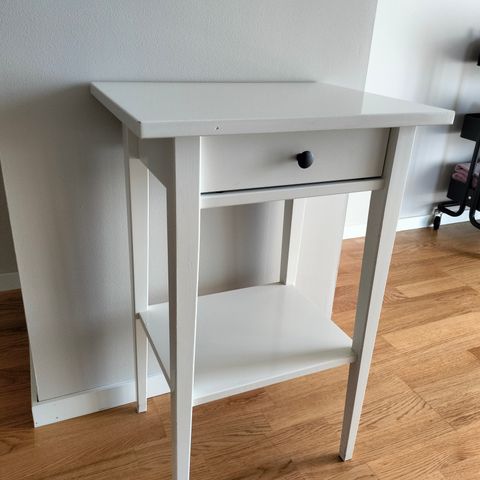 Reservert - HEMNES nattbord GIS BORT