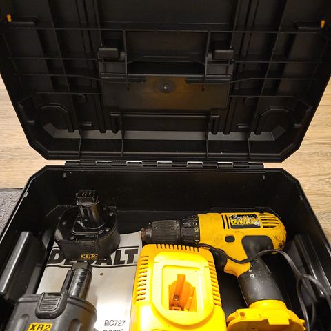 DEWALT DRILL