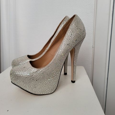 Glitter pumps