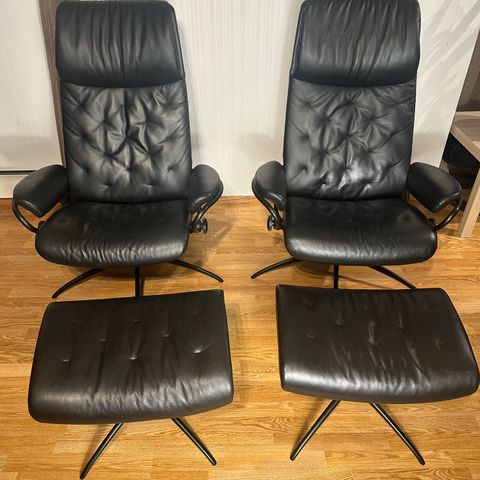 2 Stk. Stressless® Metro (M) lenestoler med krakk fra Ekornes