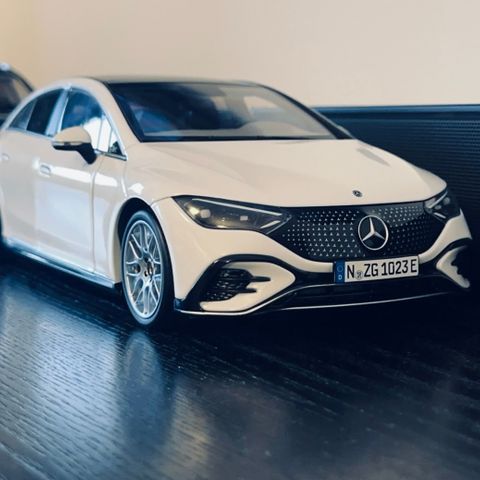 Mercedes Benz EQE 1:18