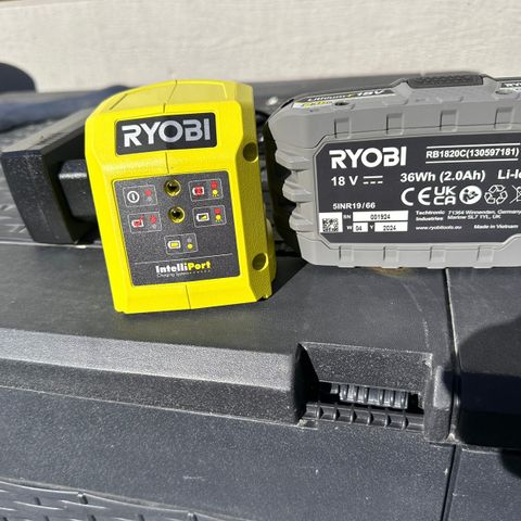 Ryobi One batteri og lader