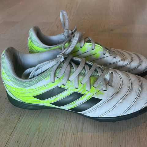 Adidas fotballsko str 37 1/3