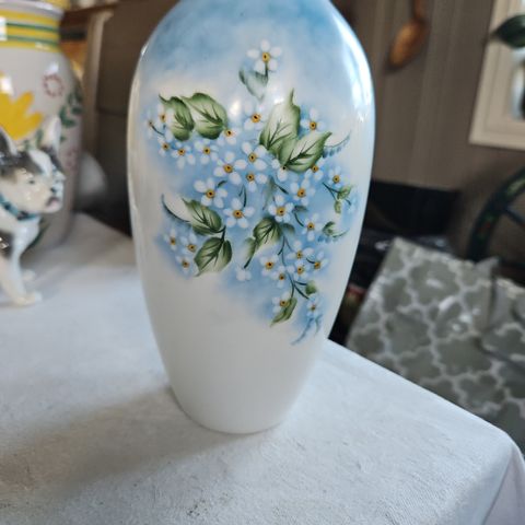 Håndmalt porselen vase