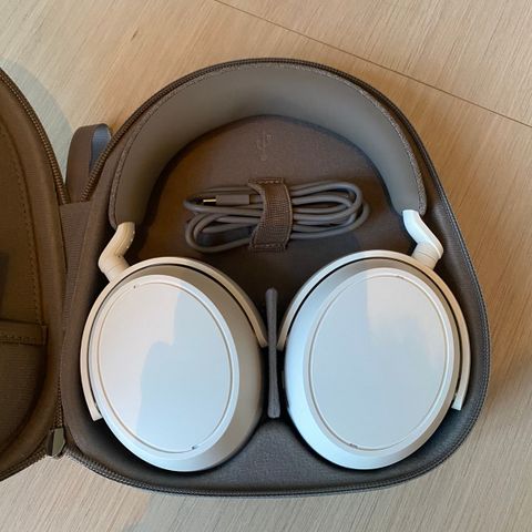 Sennheiser Momentum 4 hodetelefoner