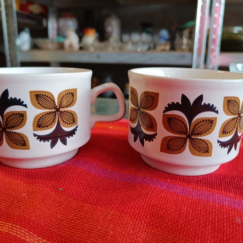 2 stykk RETRO kopper fra engelske Staffordshire Potteries