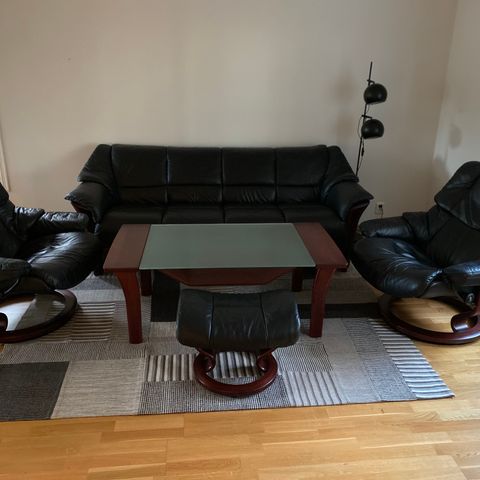 Ekornes 3 seter skinnsofa Oslo m/ 2 Ekornes  skinn stresslesstoler og en krakk