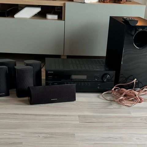 Onkyo HT-R380 receiver, Subwoofer SKW-338,  5 høytalere og fjernkontroll