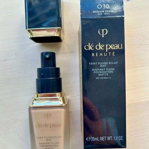 Radiant Matte Foundation fra Clé De Peau - ubrukt