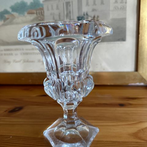 Liten vase i glass fra 1900-tallet