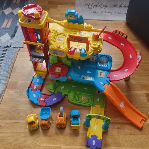 Vtech garasje med 4 biler selges kr 500,-