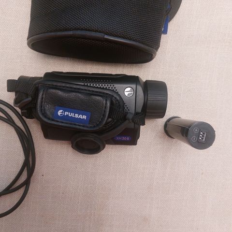 Pulsar Axion XM30S Termisk Monokular m/ 2 batterier, veske og ladekabel.