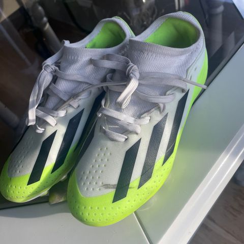 Adidas fotballsko str. 33 1/2.