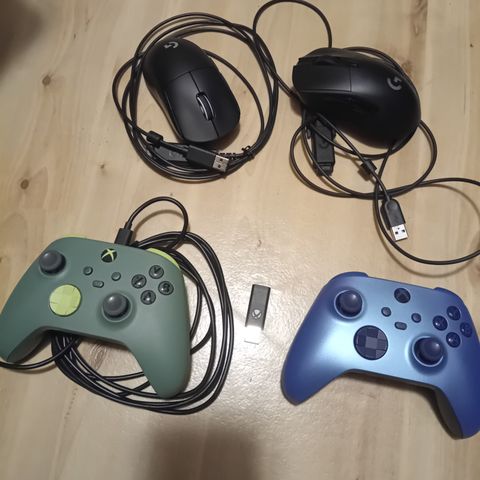 Xbox kontrollere og logitech gaming mus