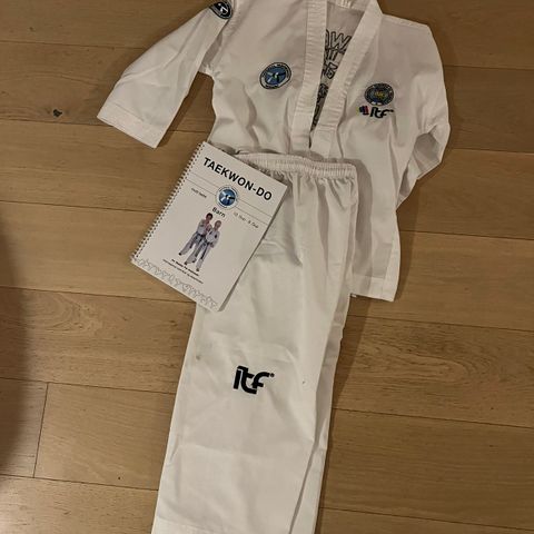 Taekwondo drakt str 140 og bok -hvitt belte