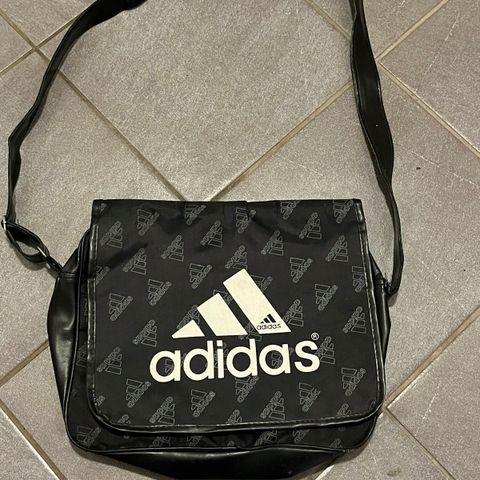 Adidas parktisk skulderbag