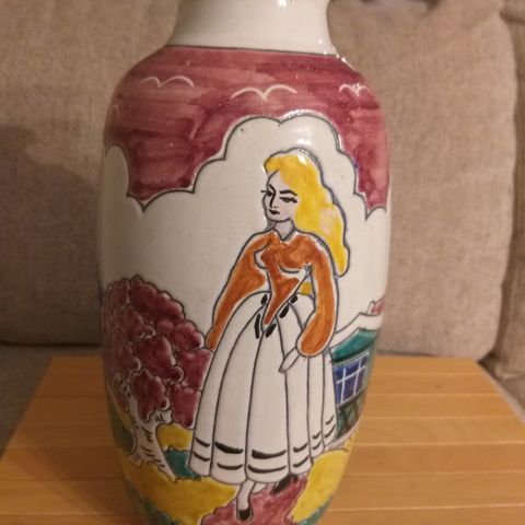 Fin dekorativ vase signert Br.V. 29 cm høy