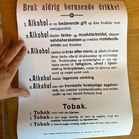 Gammel plakat om alkohol og tobakk