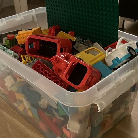 En stor plastboks med Duplo til salgs!