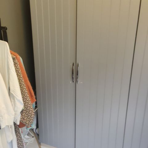 2 garderobe skap