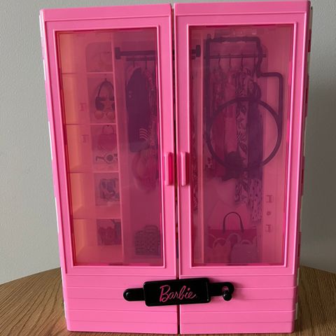 Barbie Fashionistas Ultimate Closet Garderobeskap med 6 kleshengere