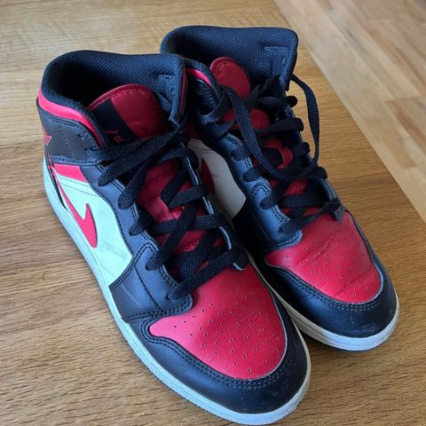 Jordan 1 Mid str 40