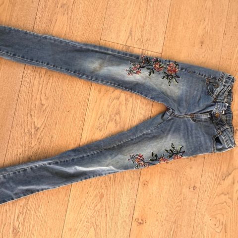 Jeans med kule detaljer fra The New str 11-12 år