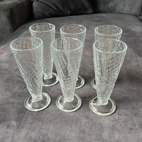 Iskjeksformet glass