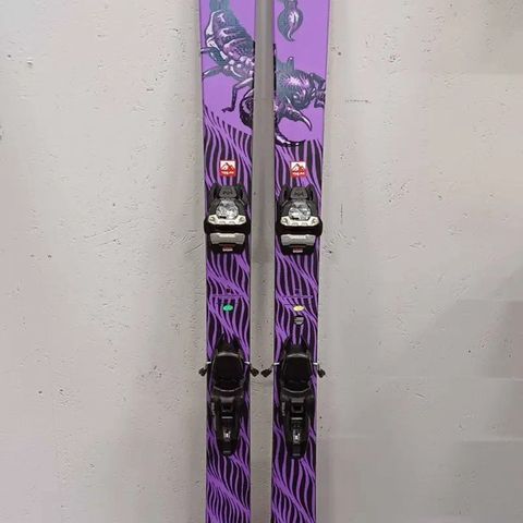 Letter etter Twin-tip slalom ski