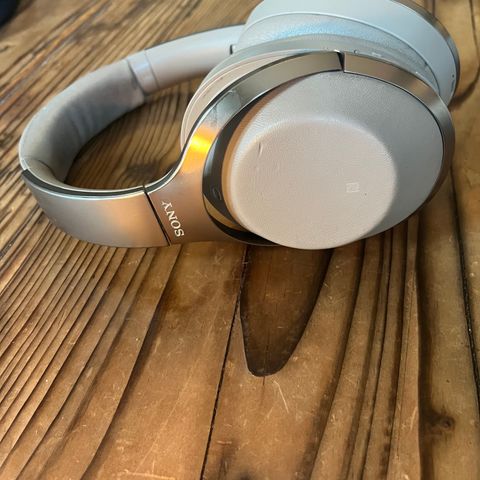 Sony MDR-1000X headset