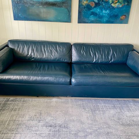 Design 4 seter sofa med 2 stoler i mørk blått skinn